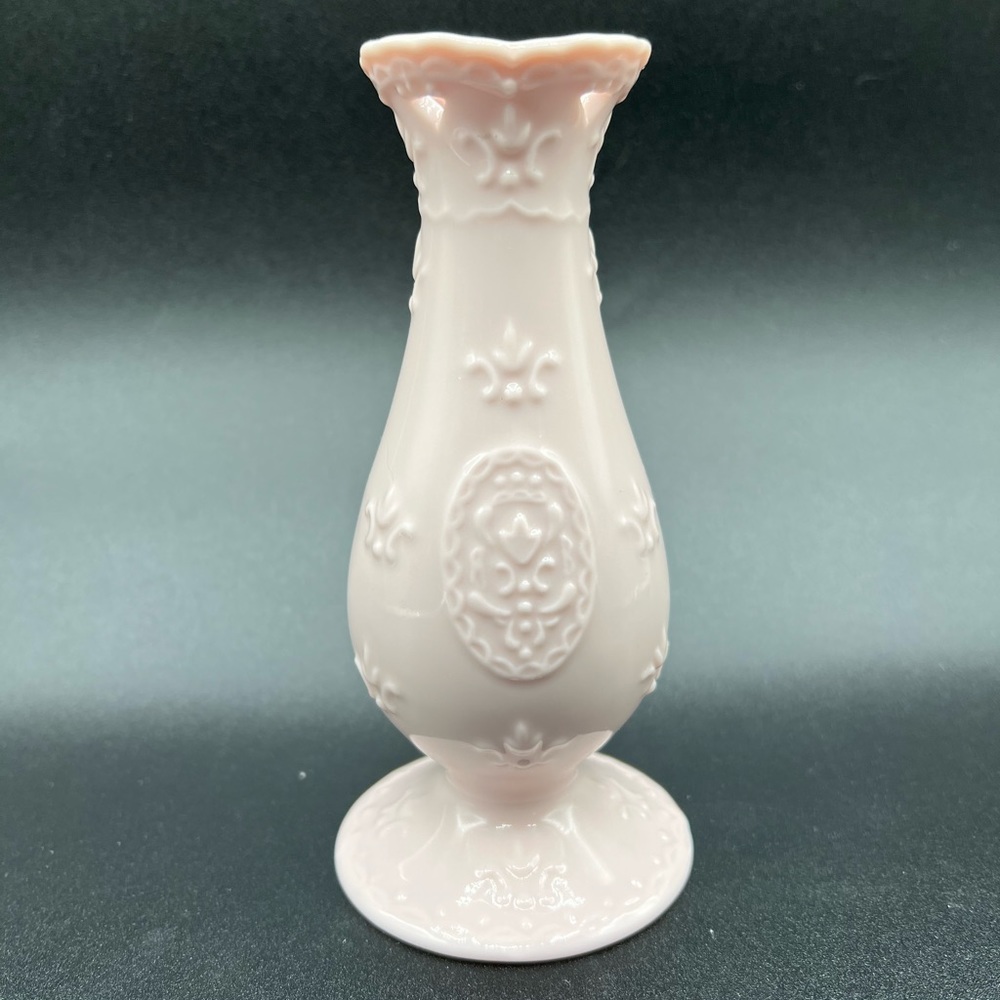 𝕊𝕂𝕐𝔼 𝕄ℂ𝔾ℍ𝕀𝔼 Pastel Lace Soft Pink Bud Vase
